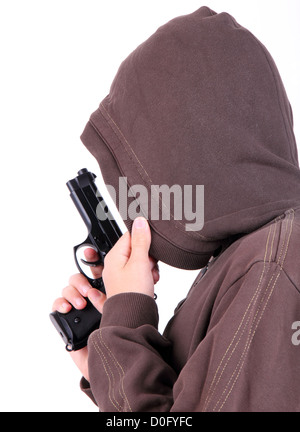 Adolescent dans le capot avec fusil, isolated on white Banque D'Images