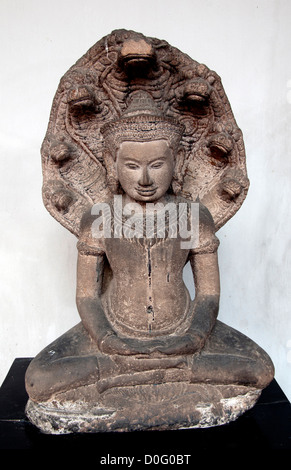 En vertu de l'image du Bouddha l'art Khmer Naga Angor Wat 12e siècle de style Lopburi Thaïlande Bangkok Musée AD Banque D'Images