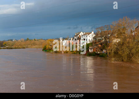 Exeter, Royaume-Uni. 25 novembre, 2012. Maisons sur les rives de la rivière Exe débordement après de fortes pluies dans le Devon la nuit dernière. Banque D'Images