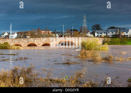 Exeter, Royaume-Uni. 25 novembre, 2012. Les eaux boueuses de la rivière Exe après de fortes pluies dans le Devon hier soir coule sous la Comtesse Pont d'usure en Exe Valley dans le sud de Exeter. Banque D'Images