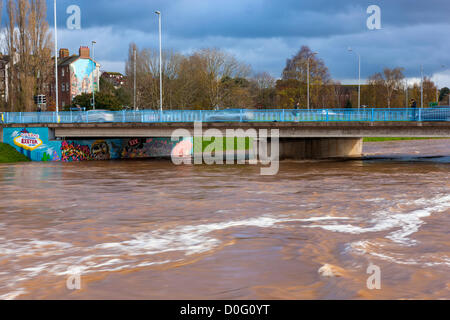 Exeter, Royaume-Uni. 25 novembre, 2012. Les eaux boueuses de la rivière Exe après de fortes pluies dans le Devon la nuit dernière s'écoule sous le pont reliant l'Est à l'Exeter centre-ville. Banque D'Images