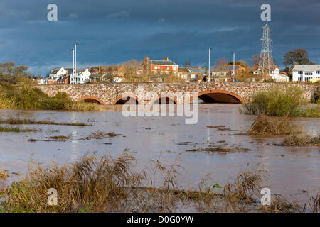 Exeter, Royaume-Uni. 25 novembre, 2012. Les eaux boueuses de la rivière Exe après de fortes pluies dans le Devon hier soir coule sous la Comtesse Pont d'usure en Exe Valley dans le sud de Exeter. Banque D'Images