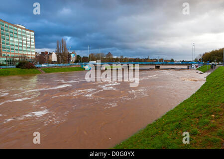 Exeter, Royaume-Uni. 25 novembre, 2012. Les eaux boueuses de la rivière Exe après de fortes pluies dans le Devon la nuit dernière s'écoule sous le pont reliant l'Est à l'Exeter centre-ville. Banque D'Images