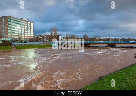 Exeter, Royaume-Uni. 25 novembre, 2012. Les eaux boueuses de la rivière Exe après de fortes pluies dans le Devon la nuit dernière. Banque D'Images