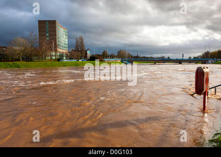 Exeter, Royaume-Uni. 25 novembre, 2012. Les eaux boueuses de la rivière Exe après de fortes pluies dans le Devon la nuit dernière. Banque D'Images