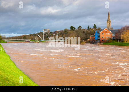 Exeter, Royaume-Uni. 25 novembre, 2012. Les eaux boueuses de la rivière Exe après de fortes pluies dans le Devon la nuit dernière. Banque D'Images