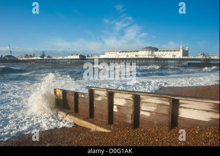 Pâte vagues Brighton Pier comme des vents forts le buffet UK Dimanche 25 novembre 2012 photo©Julia Claxton Banque D'Images