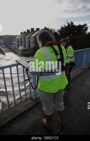 Exeter, Devon, UK. 25 novembre 2012 le personnel de l'Office britannique de l'environnement mesurer le débit dans la rivière en crue exe en utilisant une connexion '' bateau flottant. Banque D'Images