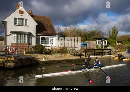 Angleterre Oxfordshire, Sandford lock & rameurs sur la Tamise Banque D'Images