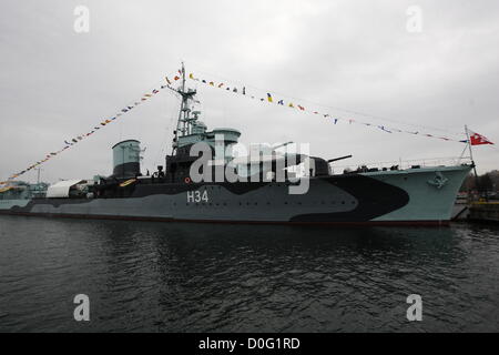 Gdynia, Pologne 25, novembre 2012 . 75e anniversaire de service dans la marine polonaise ORP Blyskawica destroyer. ORP Blyskawica était un destroyer de classe grom servant dans la marine polonaise DURANT LA SECONDE GUERRE MONDIALE, actuellement conservée en tant que bateau musée. Il est le seul navire de la marine polonaise décerné la médaille Virtuti Militari, ainsi que le destroyer plus ancienne dans le monde. Banque D'Images