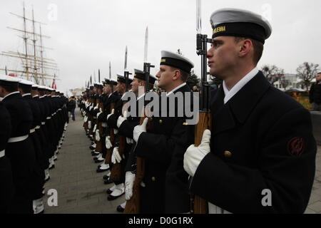 Gdynia, Pologne 25, novembre 2012 . 75e anniversaire de service dans la marine polonaise ORP Blyskawica destroyer. ORP Blyskawica était un destroyer de classe grom servant dans la marine polonaise DURANT LA SECONDE GUERRE MONDIALE, actuellement conservée en tant que bateau musée. Il est le seul navire de la marine polonaise décerné la médaille Virtuti Militari, ainsi que le destroyer plus ancienne dans le monde. Banque D'Images
