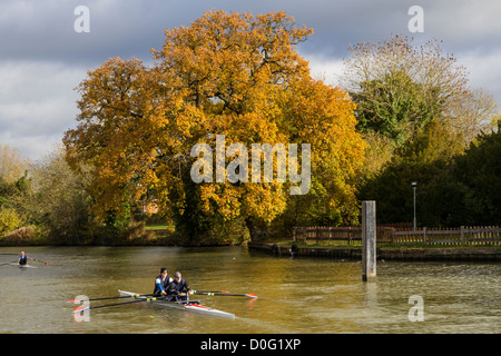 Angleterre Oxfordshire Sandford, les rameurs sur tamise en automne Banque D'Images