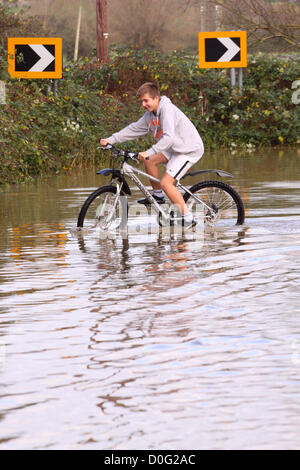 Street, Somerset, England, UK - 25 novembre 2012. Les routes secondaires entre Glastonbury et Street près de la rivière Brue a été inondée - jeunes ont l'occasion d'avoir du plaisir dans les inondations. Banque D'Images