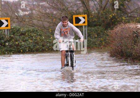 Street, Somerset, England, UK - 25 novembre 2012. Les routes secondaires entre Glastonbury et Street près de la rivière Brue a été inondée - jeunes ont l'occasion d'avoir du plaisir dans les inondations. Banque D'Images