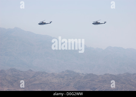 Deux de l'air israélienne 'Tzefa' (Cobra) hélicoptères volant en formation Banque D'Images