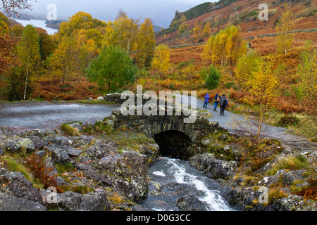 Ashness est un pont construit en pierre traditionnelle, la butte de cheval retour pont dans le Lake District, Cumbria, Angleterre Banque D'Images