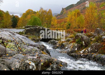 Ashness est un pont construit en pierre traditionnelle, la butte de cheval retour pont dans le Lake District, Cumbria, Angleterre Banque D'Images