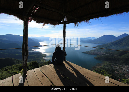 Perché sur le nez dans le lac Atitlan, Guatemala Banque D'Images