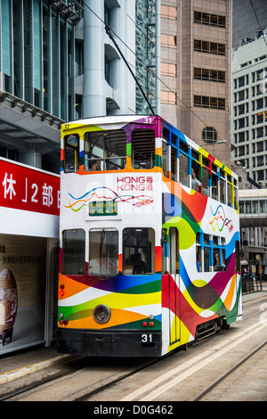 Hong Kong double decker colorés au tramway Queensway, Hong Kong, Chine Banque D'Images