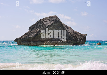 Un gros rocher dans l'océan Atlantique dans les eaux côtières des Bermudes. Photo a été prise dans la baie Horseshoe aux Bermudes. Banque D'Images