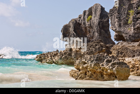 De gros rochers, ou des rochers, dans l'océan Atlantique dans les eaux côtières des Bermudes. Photo a été prise dans la baie Horseshoe aux Bermudes. Banque D'Images