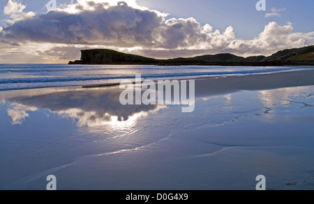 Sky reflétée dans le sable humide, soir, Oldshoremore beach, près de Kinlochbervie, Sutherland, dans les Highlands, Ecosse, Royaume-Uni Banque D'Images