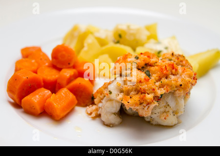 Lotte aux écrevisses et légumes en croûte Banque D'Images