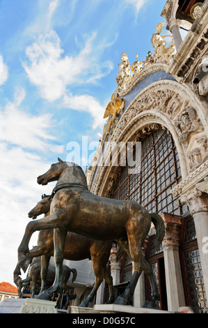 Répliques chevaux de bronze, de la Basilique St Marc, Venise, Italie. Banque D'Images