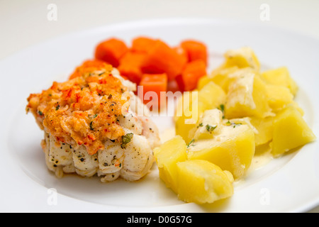 Lotte aux écrevisses et légumes en croûte Banque D'Images