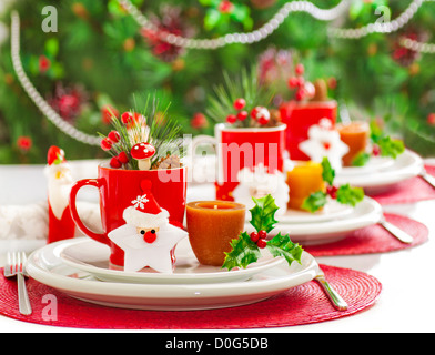 Photo de Noël, décoration de table, de vaisselle de fête avec des bougies et tasses pour le thé rouge décoré en salle à dîner Banque D'Images
