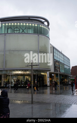 Devon en Angleterre. Le 22 octobre 2012. Le prochain magasin au centre-ville d'Exeter par temps humide en automne. Banque D'Images