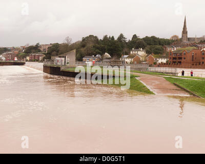 25 novembre 2012 Trews Weir sur la rivière Exe verser de l'eau dans le système d'inondations. Devon Banque D'Images