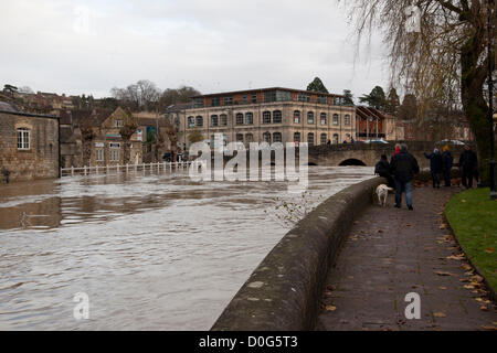 Bradford on Avon, Wiltshire, Royaume-Uni. 25 novembre 2012. La rivière Avon gonflée à Bradford on Avon. Angleterre, Royaume-Uni Banque D'Images