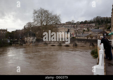 Bradford on Avon, Wiltshire, Royaume-Uni. 25 novembre 2012. La rivière Avon gonflée à Bradford on Avon. Angleterre, Royaume-Uni Banque D'Images