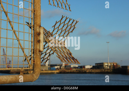 Clôture de sécurité en mailles métalliques au port de Lowestoft, Suffolk, UK Banque D'Images