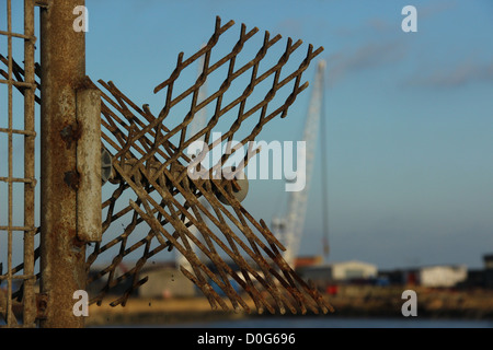 Clôture de sécurité en mailles métalliques au port de Lowestoft, Suffolk, UK Banque D'Images