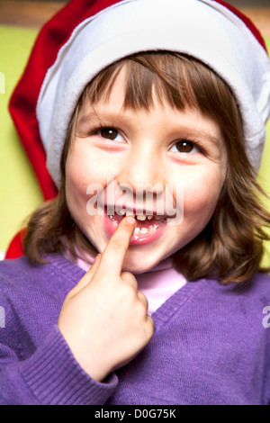 Quatre ans boy smiling , wearing Christmas hat Banque D'Images