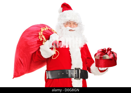 Un père noël tenant un sac plein de cadeaux et de cadeaux isolé sur fond blanc Banque D'Images