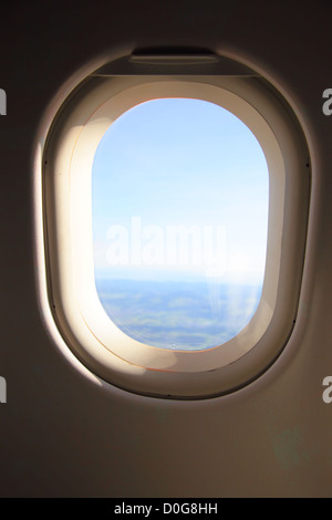 Vue à travers la fenêtre d'un avion Banque D'Images