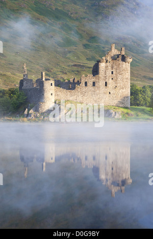 Les spectaculaires ruines du château de Kilchurn reflétée dans les eaux calmes du Loch Awe, Argyll, les Highlands, Ecosse, Royaume-Uni Banque D'Images