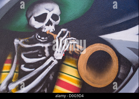 Art mural Public célèbre Dia de los Muertos (Jour des morts) dans la région de Tesuque Market, Nouveau Mexique. Banque D'Images