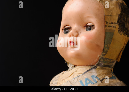 Close up of doll face sur fond noir Banque D'Images