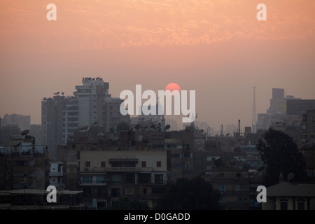 Coucher de soleil sur le centre ville du Caire, en Égypte. Banque D'Images
