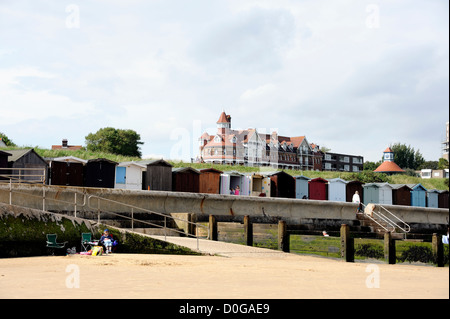 Cabines de plage sur le front de mer de Frinton and on Sea, Essex, Royaume-Uni Banque D'Images