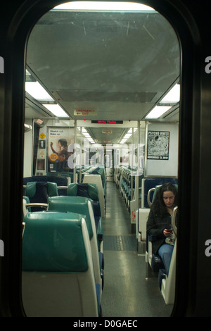 Vue à travers la porte de la voiture sur la ligne de train de banlieue de New York), à la gare de Grand Central, juste avant la soirée. Banque D'Images