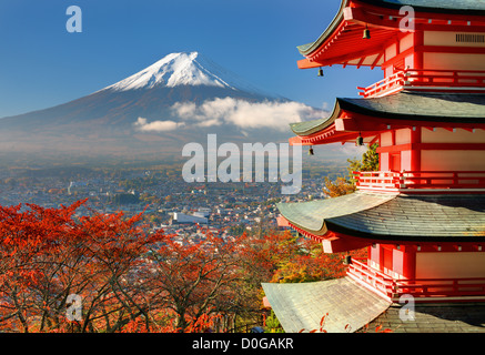 Mt. Fuji Vue de derrière le Chureito pagode. Banque D'Images