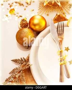 Image de Noël luxueux de table de fête, vaisselle blanche servis avec des couverts en argent Banque D'Images