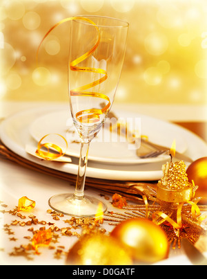 Photo de luxe table de fête, libre de droit d'ustensile beau blanc décoré de bougie et d'or Banque D'Images