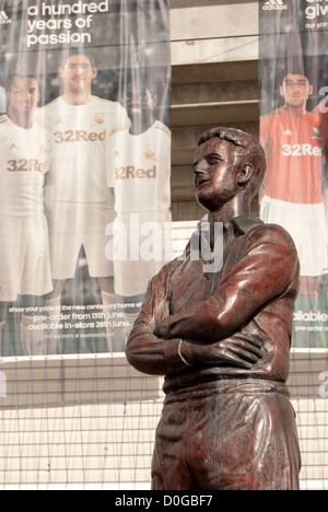 Statue d'Ivor Allchurch, le 'Golden Boy' à l'extérieur du stade Liberty, Swansea, terrain du Club de Football de la ville de Swansea, Royaume-Uni Banque D'Images