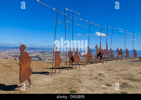 Colline du pardon, fonte, Silhouette, statues de Pilgrim sur la crête, Alto de Perdon, la route française, Camino à Saint-Jacques-de-Compostelle, Espagne, Banque D'Images